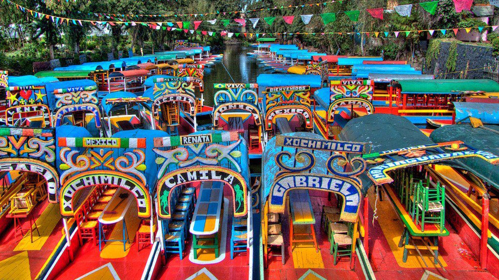 Disfrutar de Xochimilco en una trajinera. Parada y fonda de un